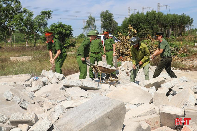 Công an tỉnh phối hợp với Công an huyện Cẩm Xuyên huy động lực lượng ra quân hỗ trợ di dời công trình, tài sản ra khỏi hành lang dự án. 500.JPG