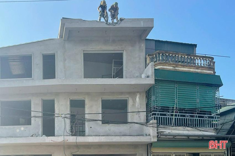 Điện lực TP Hà Tĩnh phối hợp với chính quyền địa phương vận động, yêu cầu khách hàng T.V.H (đường Phan Đình Giót) cắt phần mái hiên nhô ra ngoài, đảm bảo khoảng cách an toàn lưới điện theo quy định. 65.jpg