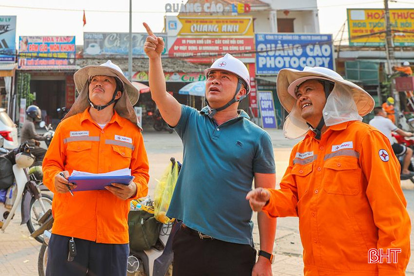 Giám đốc Công ty Điện lực Hà Tĩnh Phạm Công Thành (áo xanh) trực tiếp xuống hiện trường, chỉ đạo công tác khắc phục khiếm khuyết, giải phóng hành lang an toàn lưới điện. z5350659399650_1e51e650ce0c6e4df67bee5bf8c64359.jpg