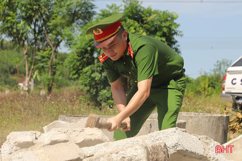 Công an Hà Tĩnh huy động hàng trăm lượt cán bộ, chiến sỹ ra quân hỗ trợ dự án đường dây 500 kV mạch 3 đoạn qua địa bàn. 501.JPG