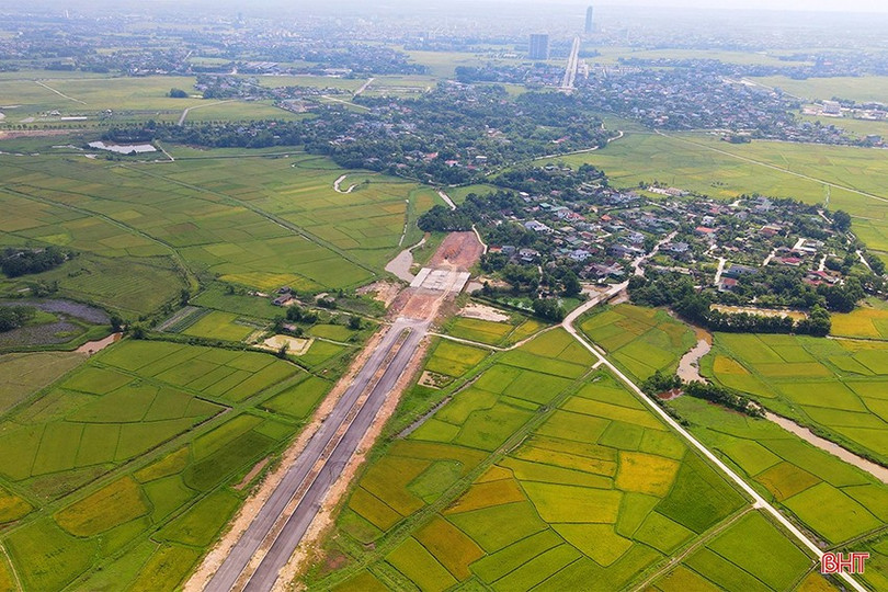 Do chưa được bàn giao 100% mặt bằng nên quá trình thi công dự án Đường Hàm Nghi kéo dài gặp khó khăn. Ảnh: Văn Đức. duong-ham-nghi-keo-dai-3.jpg
