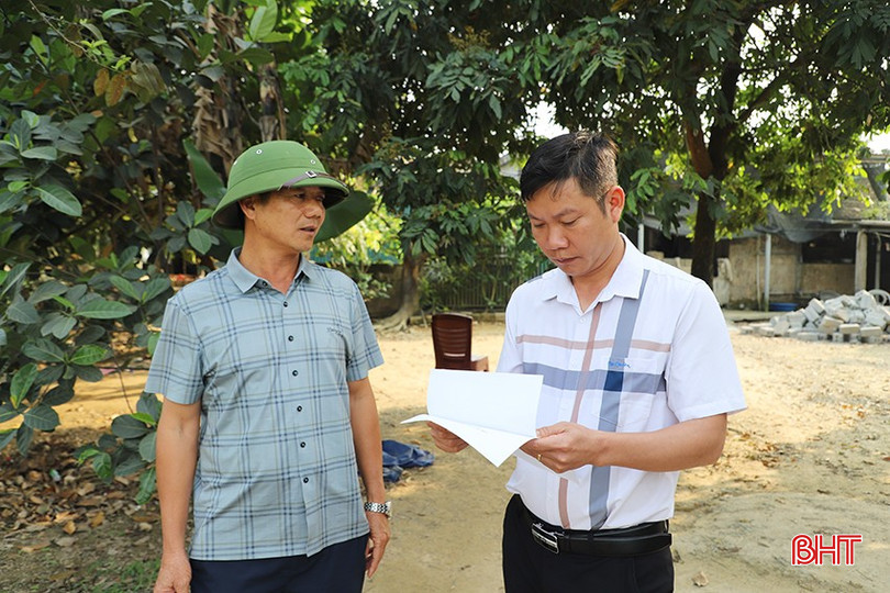 Cán bộ BQL Dự án các công trình điện miền Trung phối hợp nắm bắt tình hình, triển khai công tác đền bù, giải phóng mặt bằng dự án. bqbht_br_601.jpg