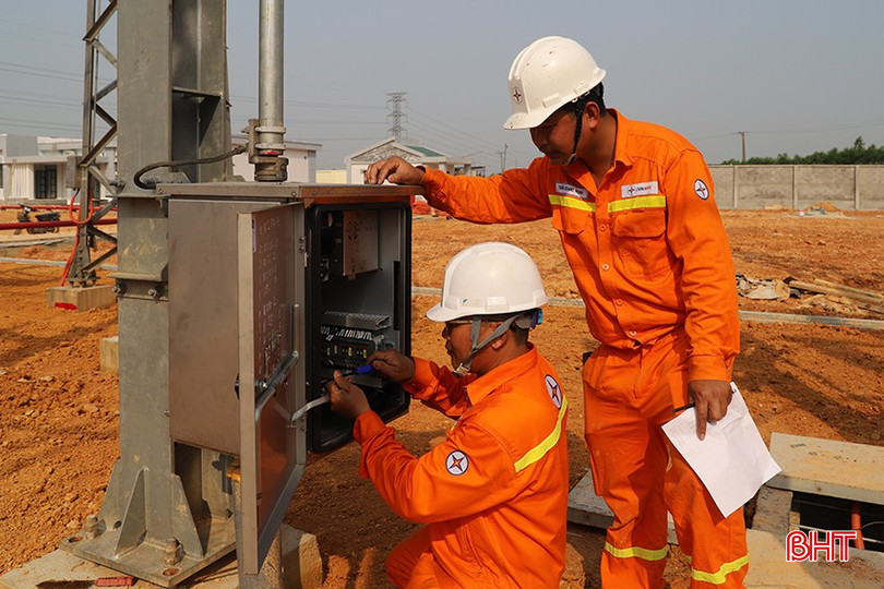 Kỹ sư, công nhân Truyền tải điện Hà Tĩnh phối hợp triển khai công tác lắp đặt, nghiệm thu các thiết bị tại Trạm biến áp 220 kV Vũng Áng. bqbht_br_900.jpg