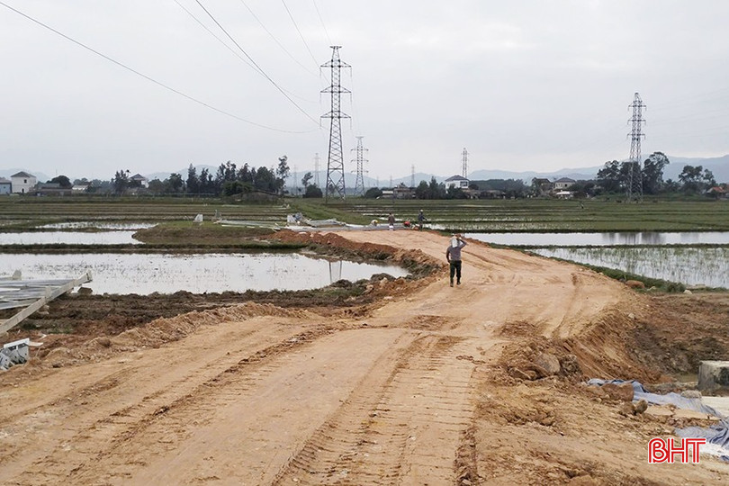 Nhà thầu đã hoàn thành đường công vụ, sẵn sàng dựng cột, kéo dây tại xã Tân Lâm Hương (Thạch Hà) khi đường dây 500 kV cắt điện. bqbht_br_z6170417827773-dc4c3d43eeee9f04c07765c2dfa8894c.jpg