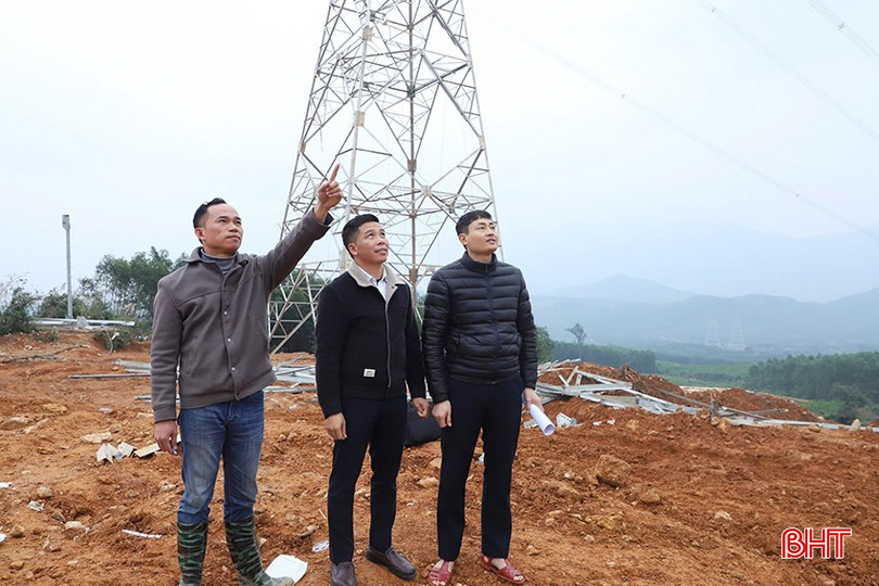 Chủ đầu tư thường xuyên chỉ đạo, hỗ trợ nhà thầu tại hiện trường để đẩy nhanh tiến độ di dời hệ thống điện truyền tải tại TX Kỳ Anh. bqbht_br_z6172917918389-64a696c337d709a0f055e5d9db4c8ee4.jpg