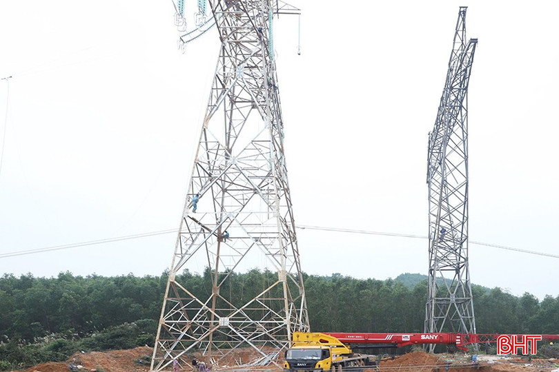 Nhà thầu tập trung dựng cột, kéo dây 500 kV tại xã Kỳ Hoa (TX Kỳ Anh). bqbht_br_z6172917998408-782e08a9dc8a2ae11146b86a5918b481.jpg