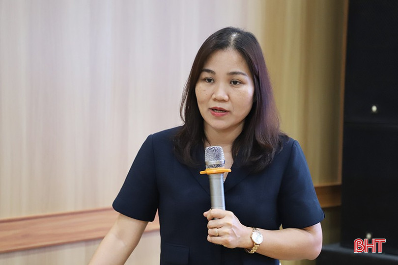 Thạc sỹ Nguyễn Thị Ngọc - giảng viên Trường Trung cấp Kinh tế - kỹ thuật và Đào tạo cán bộ HTX Miền Trung – Tây Nguyên truyền đạt kiến thức cho các học viên. bqbht_br_076.jpg