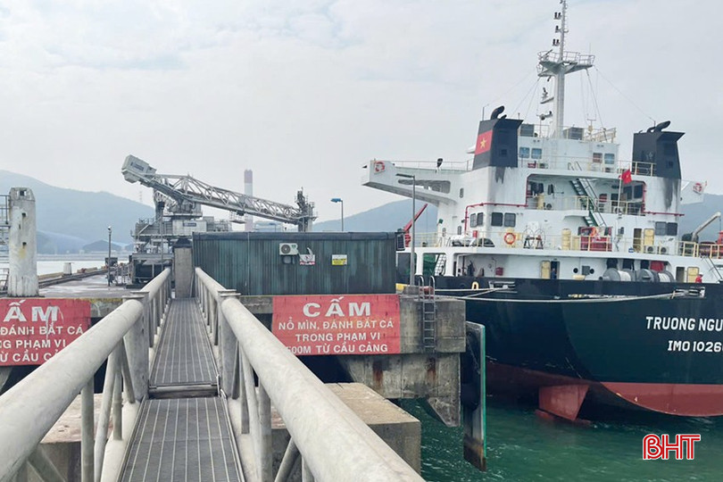 Tàu cập cảng cung cấp than phục vụ dây chuyền sản xuất cho Nhà máy Nhiệt điện Vũng Áng 1 (TX Kỳ Anh). bqbht_br_z6292199052059-4e3cb95573c71ac3bf1823771e8bedf5.jpg