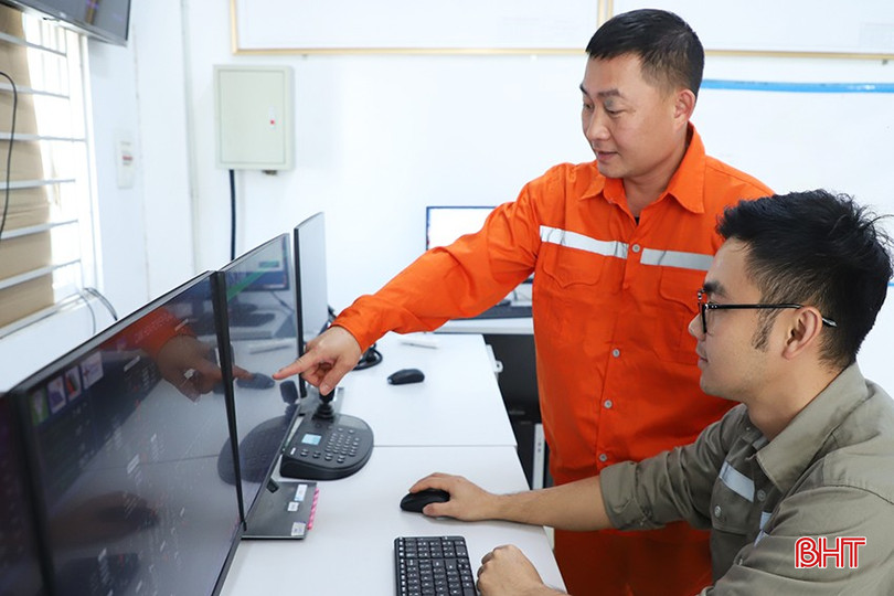 Cán bộ kỹ thuật kiểm tra các thông số vận hành của thiết bị tại Nhà máy Điện mặt trời Cẩm Hòa (Cẩm Xuyên). bqbht_br_66.jpg