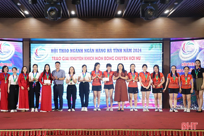 ... trao giải ba cho đội tuyển Ngân hàng Nhà nước tỉnh và BIDV Nam Hà Tĩnh.