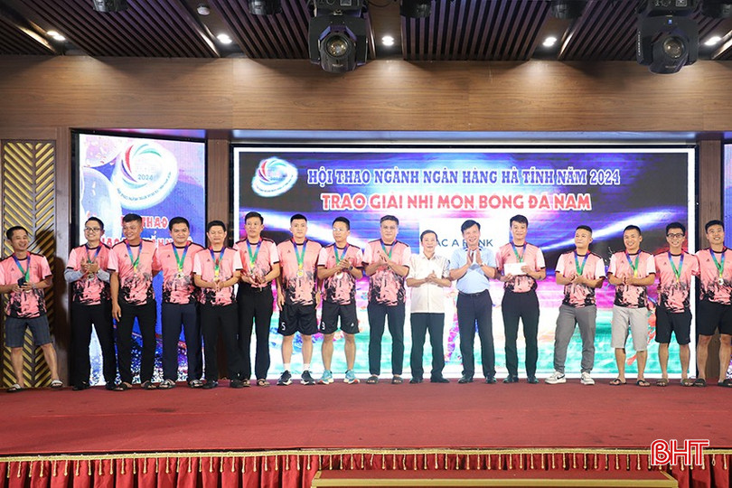 Ban tổ chức trao giải nhì cho đội tuyển Bắc Á Bank Hà Tĩnh...