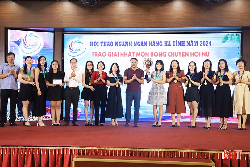 Ở bộ môn bóng chuyền hơi nữ, Ban tổ chức đã trao giải nhất cho đội tuyển BIDV Hà Tĩnh...