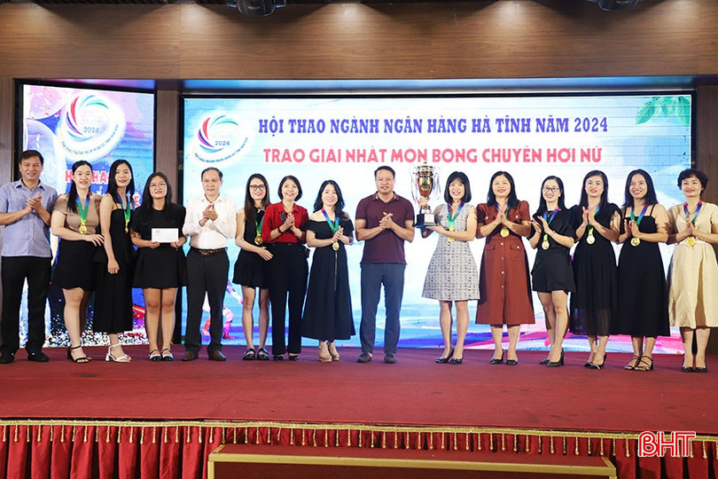 Ở bộ môn bóng chuyền hơi nữ, Ban tổ chức đã trao giải nhất cho đội tuyển BIDV Hà Tĩnh...