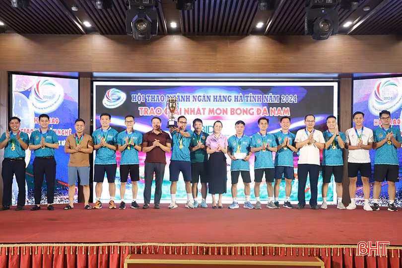 Kết thúc hội thao, Ban tổ chức đã trao giải nhất bộ môn bóng đá nam cho đội tuyển BIDV Hà Tĩnh.