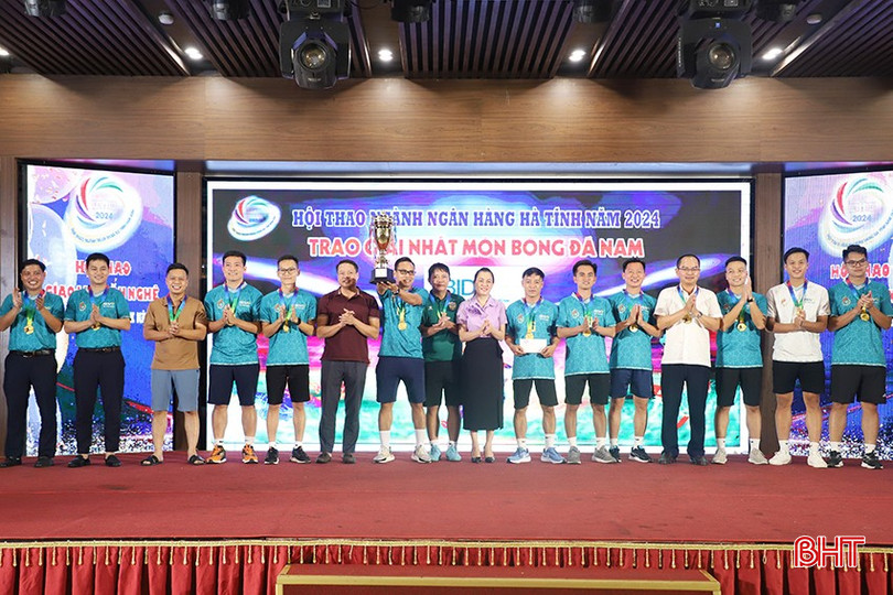 Kết thúc hội thao, Ban tổ chức đã trao giải nhất bộ môn bóng đá nam cho đội tuyển BIDV Hà Tĩnh.