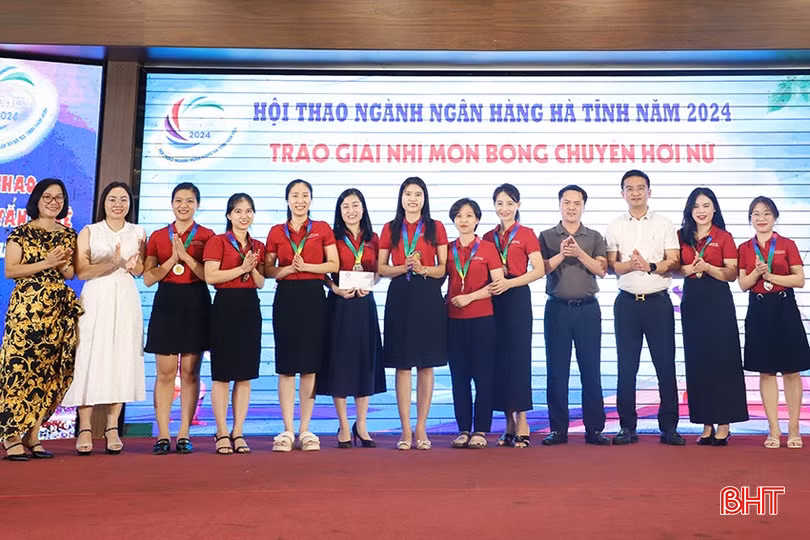 ... giải nhì cho đội tuyển Agribank Chi nhánh Hà Tĩnh II...