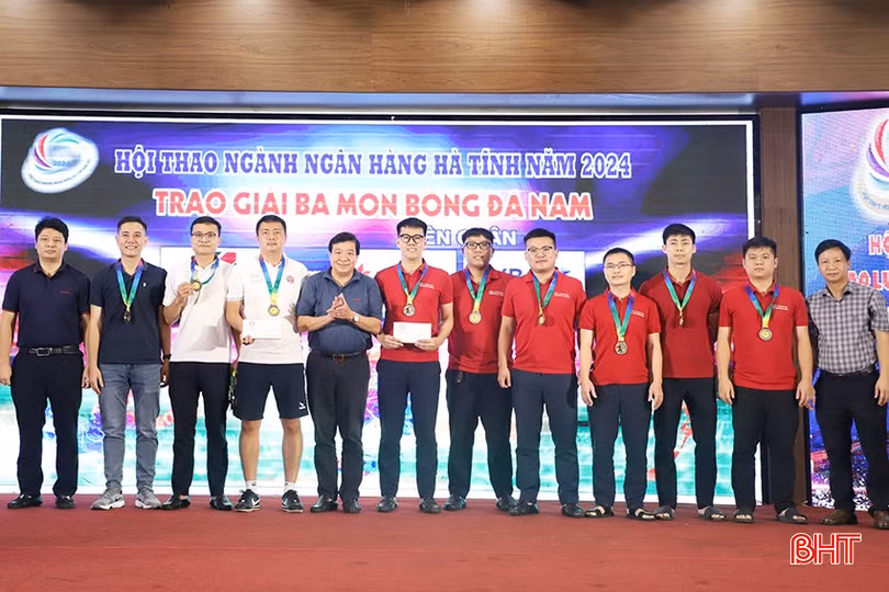 ... trao giải ba cho tuyển Agribank Chi nhánh Hà Tĩnh II và đội tuyển Liên quân VPBank Hà Tĩnh - Bản Việt Bank Hà Tĩnh.