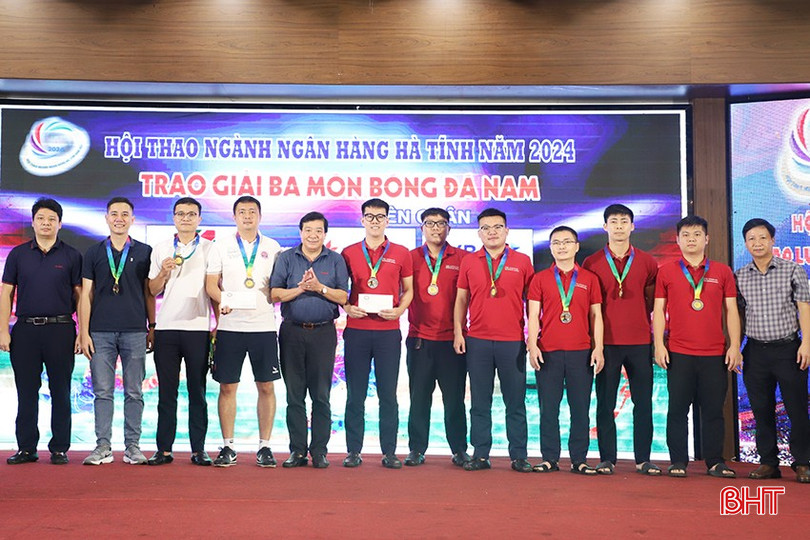 ... trao giải ba cho tuyển Agribank Chi nhánh Hà Tĩnh II và đội tuyển Liên quân VPBank Hà Tĩnh - Bản Việt Bank Hà Tĩnh.
