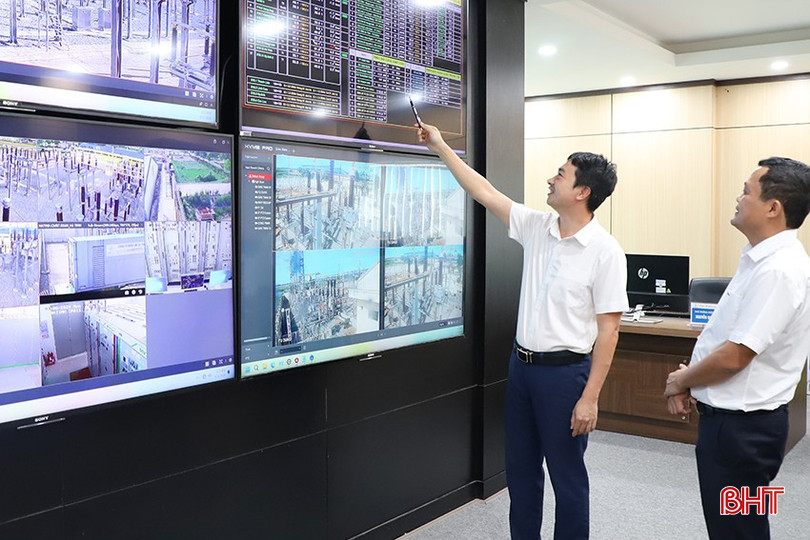 Lãnh đạo Trung tâm Điều khiển xa (Công ty Điện lực Hà Tĩnh) kiểm tra tình trạng mang tải của các đường dây, trạm biến áp qua hệ thống camera. bqbht_br_076.jpg