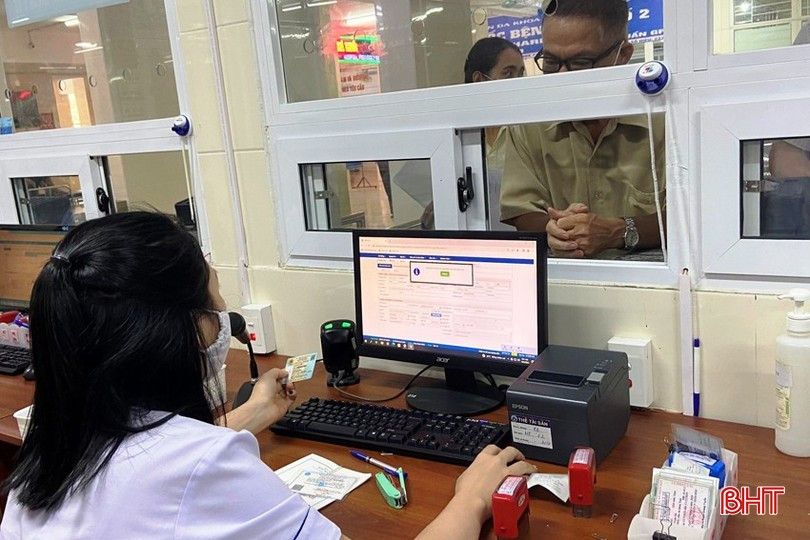 Người dân đăng ký khám bệnh tại Bệnh viện Đa khoa tỉnh Hà Tĩnh. tra-cuu-thong-tin-bhyta.jpg