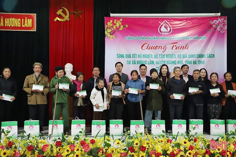 Lãnh đạo Ngân hàng CSXH Việt Nam, Ủy ban MTTQ tỉnh và huyện Hương Khê tặng quà cho các hộ nghèo, hộ cận nghèo ở xã Hương Lâm. bqbht_br_200.jpg