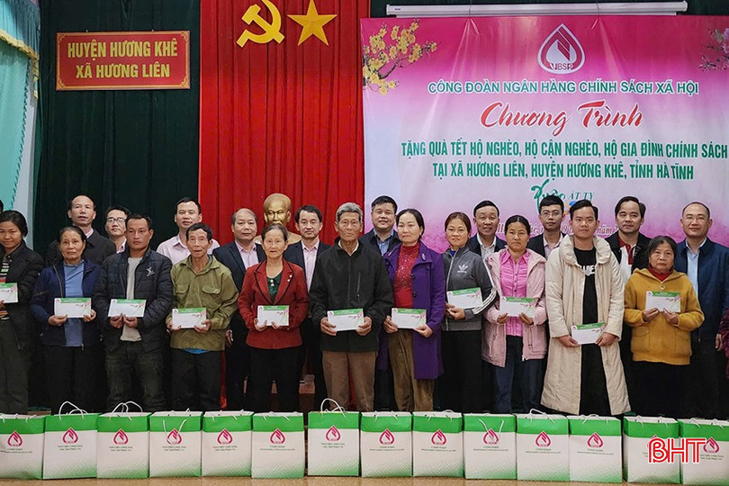 Lãnh đạo Ngân hàng CSXH Chi nhánh tỉnh Hà Tĩnh tặng 100 suất quà Tết cho các hộ nghèo, gia đình chính sách tại xã Hương Liên. bqbht_br_z6211287642312-ffddb0cb6402dc434a926d37dcc2cd7d.jpg