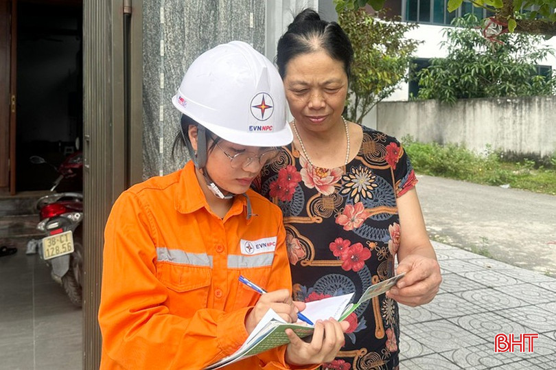Công nhân Điện lực Can Lộc khuyến cáo khách hàng cảnh giác trước các "chiêu trò" lừa đảo. bqbht_br_z6377606478342-de8945057f223caad4f65f4684168797.jpg
