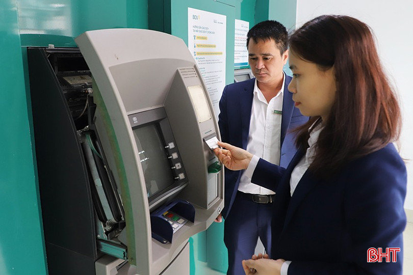 Nhân viên BIDV Hồng Lĩnh thực hiện tiếp quỹ tại cây ATM. bqbht_br_68.jpg