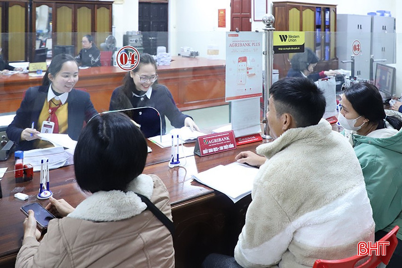 So với cùng kỳ các năm trước, tỷ lệ khách hàng giao dịch tiền mặt trực tiếp tại quầy của Agribank Cẩm Xuyên đã giảm 50%. bqbht_br_84.jpg