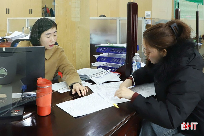 Khách hàng đến giao dịch tại Ngân hàng CSXH Thị xã Kỳ Anh. bqbht_br_094.jpg