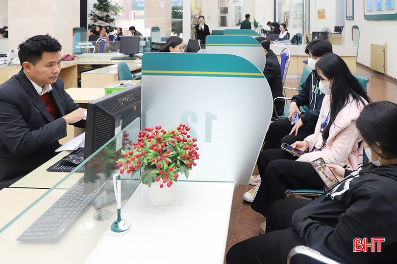 Nhu cầu giao dịch tiền mặt của khách hàng tại BIDV Hà Tĩnh tăng cao dịp cận Tết. bqbht_br_054.jpg