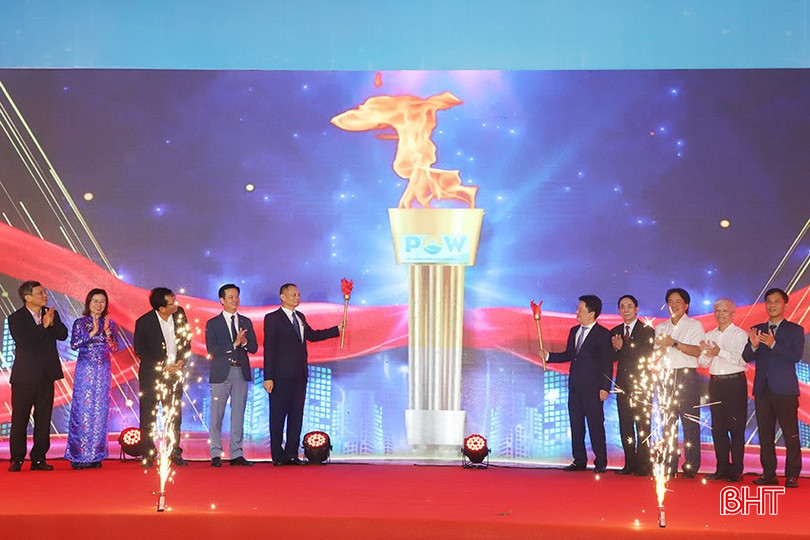 Các đại biểu thực hiện nghi thức kỷ niệm 10 năm thành lập Công ty Điện lực Dầu khí Hà Tĩnh. bqbht_br_14.jpg