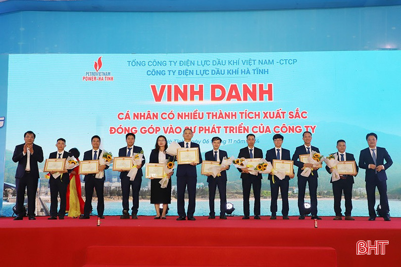 Các tập thể và cá nhân của Công ty Điện lực Dầu nhận bằng khen của Tập đoàn Dầu khí Việt Nam. bqbht_br_10.jpg