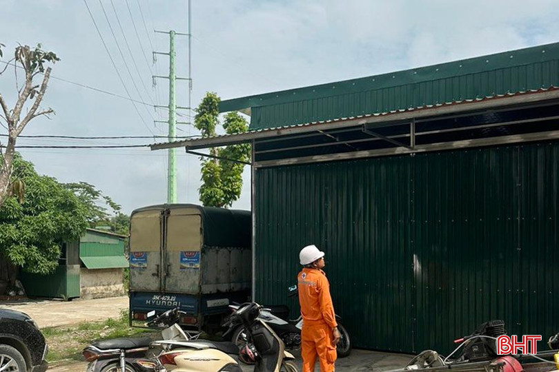 Gia đình ông Cao Xuân K. (TP Hà Tĩnh) tháo dỡ công trình vi phạm khoảng cách an toàn điện. z5643987902886_cd86c3d9876b85fb8b8a069222613d6d.jpg