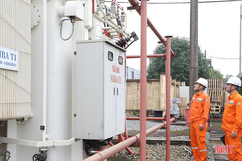 Đội Quản lý, vận hành lưới điện cao thế Hà Tĩnh tăng cường kiểm tra lưới để kịp thời phát hiện các nguy cơ xảy ra sự cố, các vụ vi phạm khoảng cách an toàn. IMG_6760.JPG