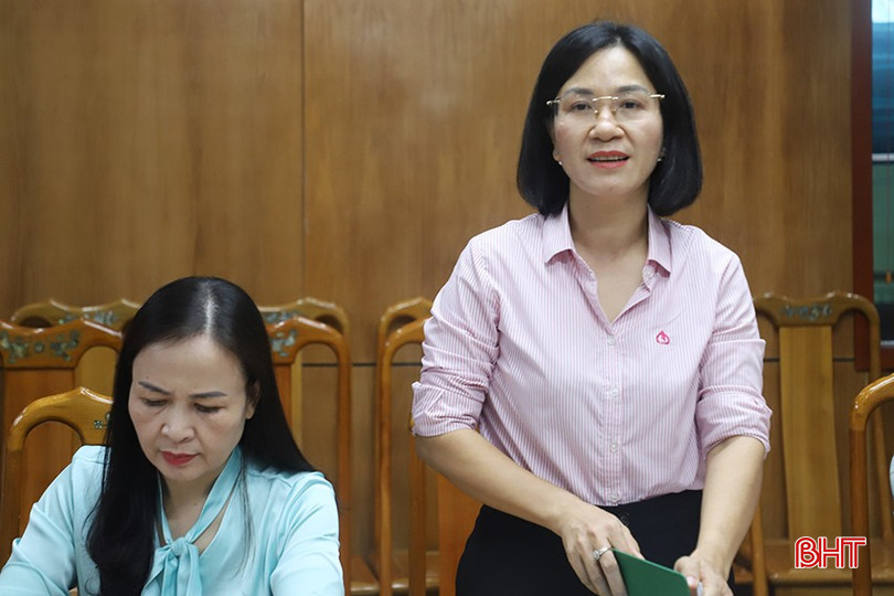 Bà Bùi Thị Ngọc Hà – Giám đốc Ngân hàng CSXH tỉnh làm rõ thêm các kiến nghị, đề xuất của thành viên Ban đại diện Ngân hàng CSXH tỉnh. 409-8455.jpg