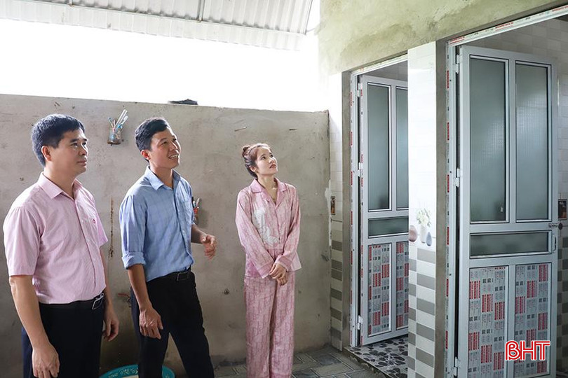 Người dân huyện miền núi Vũ Quang phấn khởi xây dựng công trình vệ sinh nhờ nguồn vốn tín dụng chính sách. IMG_0279.JPG