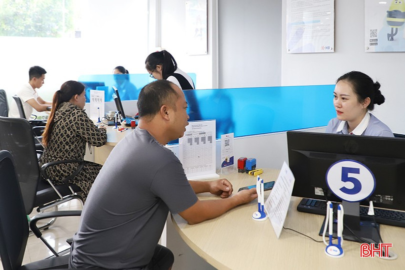 Nhân viên MBBank Hà Tĩnh hỗ trợ khách hàng cài đặt sinh trắc học. bqbht_br_110.jpg