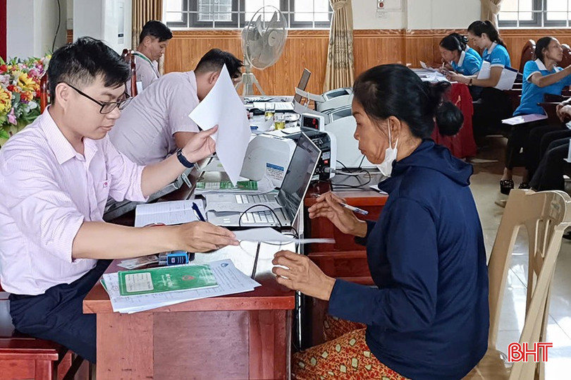 Ngân hàng CSXH huyện Hương Khê thực hiện giao dịch tại xã, tạo điều kiện thuận lợi trong quá trình vay vốn của người dân. z5849681700351-b88d1fa74600d74361f64bb14fc625bb-6132.jpg