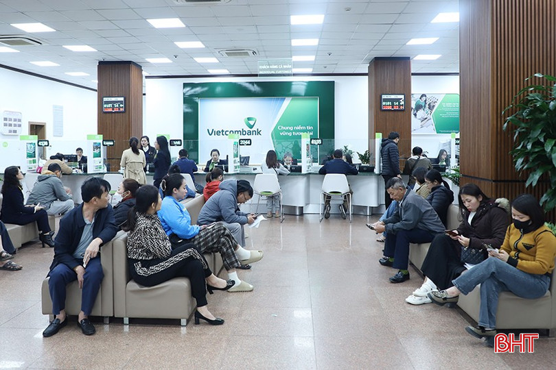 Cận tết Nguyên đán, khách hàng đến giao dịch trực tiếp tại Vietcombank Hà Tĩnh tăng mạnh. bqbht_br_065.jpg
