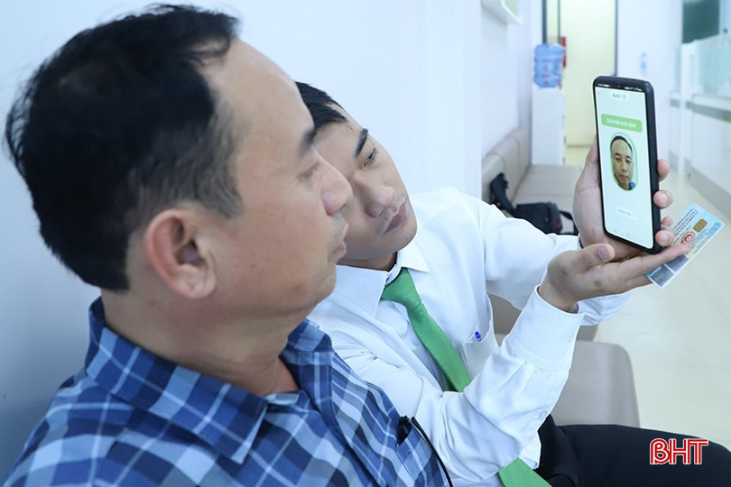 Ngành Ngân hàng Hà Tĩnh tăng cường hỗ trợ khách hàng cài đặt sinh trắc học, đảm bảo giao dịch online thông suốt. bqbht_br_043.jpg