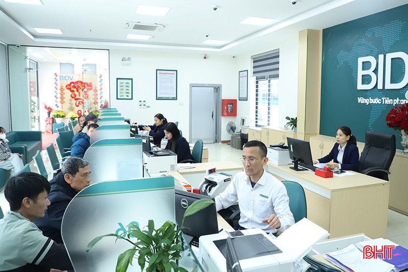 Khách hàng đến giao dịch tại BIDV Hồng Lĩnh. bqbht_br_054.jpg