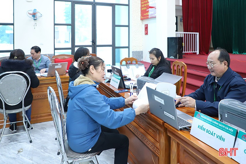 Ngân hàng CSXH thực hiện giao dịch tận xã, tạo điều kiện thuận lợi cho người dân trong tiếp cận vốn vay. bqbht_br_056.jpg