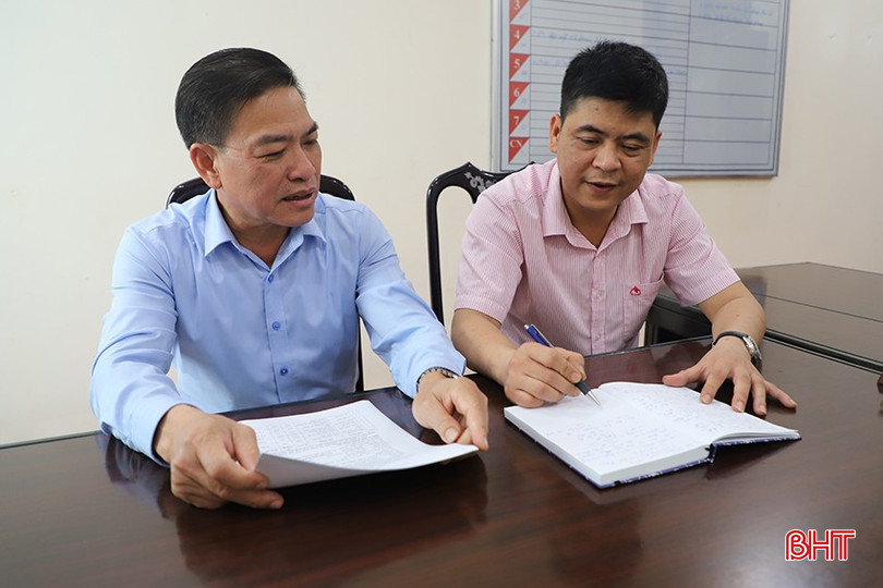 Phó Chủ tịch Thường trực UBND huyện Cẩm Xuyên Phạm Văn Thắng (bên trái) cùng Giám đốc Ngân hàng CSXH huyện Cẩm Xuyên Nguyễn Văn Đức bàn các giải pháp nâng cao chất lượng tín dụng chính sách trên địa bàn. bqbht_br_017.jpg