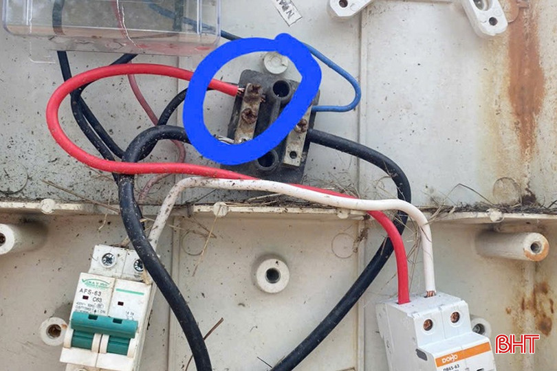 Một trường hợp ở Cẩm Xuyên "ăn cắp điện" bằng cách câu móc trực tiếp vào cầu chia điện áp hộp công tơ, không qua hệ thống đo đếm. bqbht_br_z6050375697523-37b0d46ccc1f55ebec08be53ec241fd7.jpg