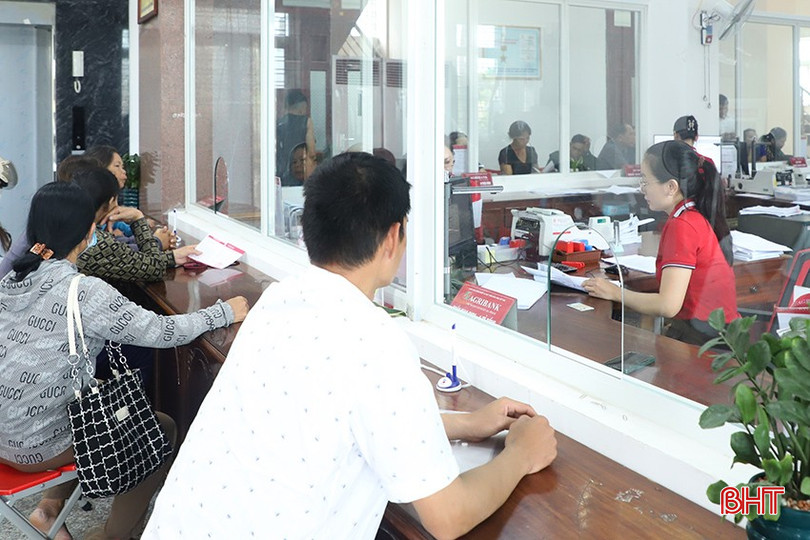 Agribank Cẩm Xuyên giảm lãi suất từ 0,5 – 1%/năm cho 258 khách hàng ảnh hưởng bão lũ với tổng dư nợ được giảm hơn 92 tỷ đồng. bqbht_br_img-7501.jpg