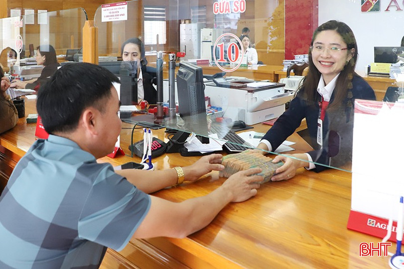 Khách hàng đến gửi tiết kiệm tại Agribank Chi nhánh Hà Tĩnh II. bqbht_br_img-7639.jpg