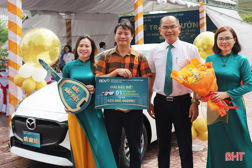 Giám đốc BIDV Chi nhánh Hà Tĩnh Nguyễn Đình Thịnh trao giải đặc biệt là xe ô tô Mazda 2 trị giá 420 triệu đồng cho khách hàng tại chương trình tiết kiệm dự thưởng "Chào Xuân Giáp Thìn 2024". 47-9093.jpg