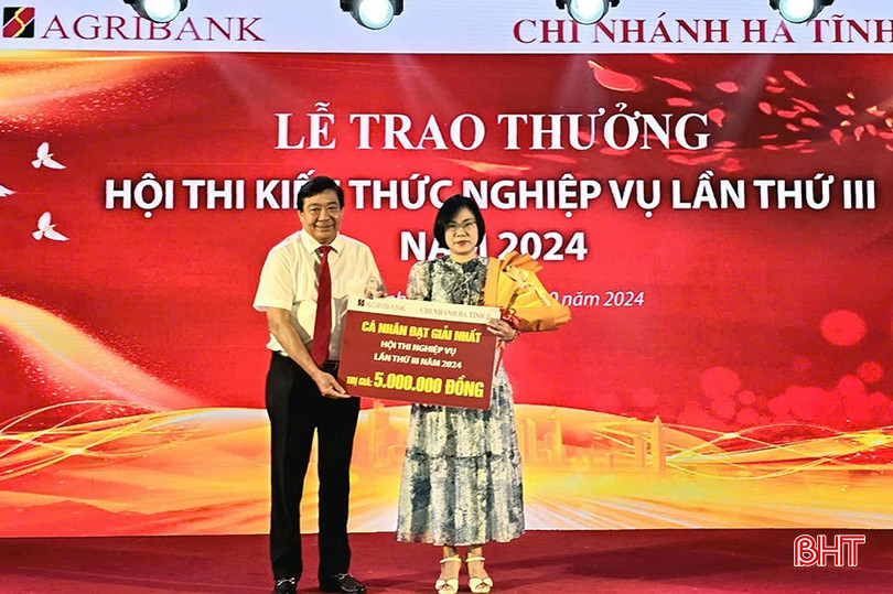 Ban tổ chức trao giải nhất cho thí sinh Lê Thu Hà (Agribank huyện Cẩm Xuyên). z5924994348704-64a4e15ca3b3c6ee5e491c10790040aa-3714.jpg