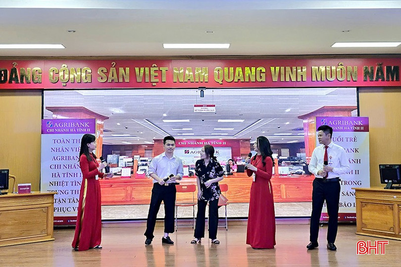 Phần thi xử lý tình huống nghiệp vụ thông qua hình thức sân khấu hóa của đơn vị Hội sở. z5924942815463-9d706a2123a9893e4991e4615855472b-2014.jpg